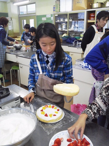 ケーキつくる娘(*^^)v