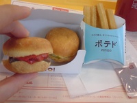 今日のおやつはハンバーガー？