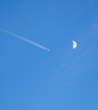 上弦の月と飛行機