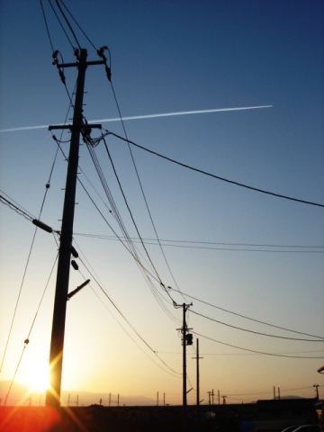 夕日と飛行機雲
