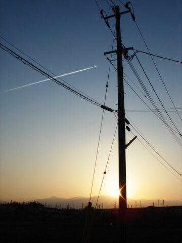 夕日と飛行機雲