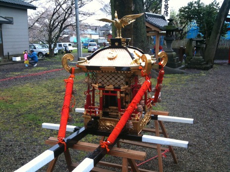 お祭り 神輿担ぎ