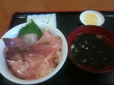 ブリ刺し丼