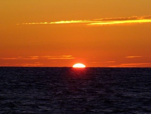 波濤と夕陽