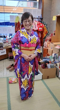着物リサイクル販売は賑やか