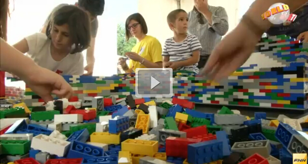イタリア・ミラノで子どもたちが60万個のレゴブロックタワー完成