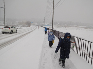 雪の朝　きれいに除雪された道　終業式　雪遊び