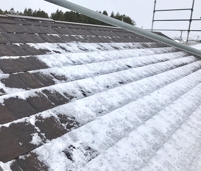 新築工事  暴風雪警報の中での屋根の取り付け