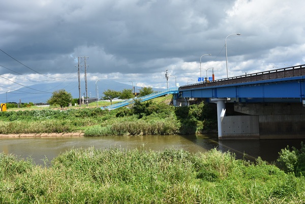 京田川水管橋と新広田橋