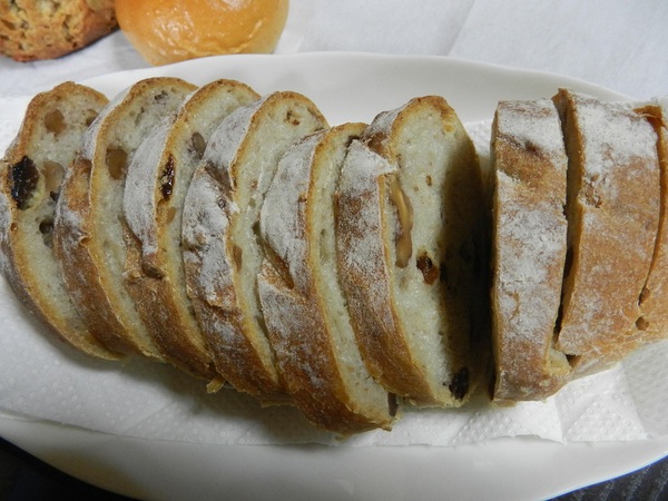 カフェ余目製パンの天然酵母のぶどうパン