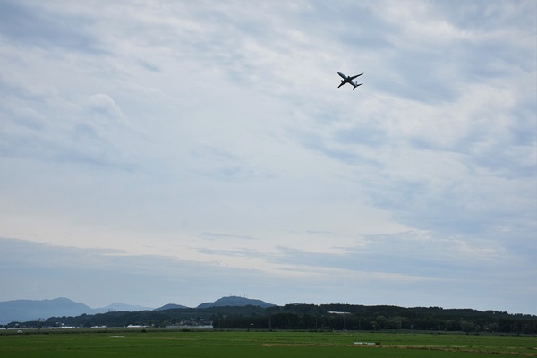 イオン三川の遠景と飛行機と