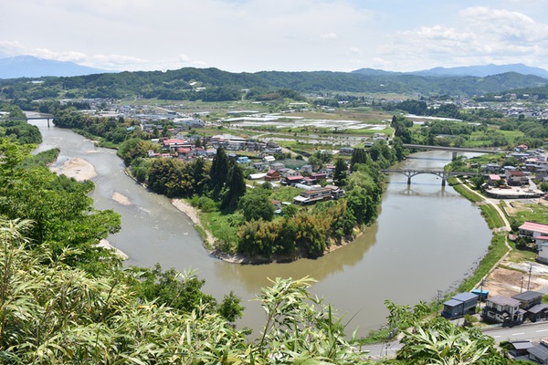大山自然公園のヒメサユリと日本一公園の最上川景観 大山自然公園のヒメサユリと日本一公園の最上川景観