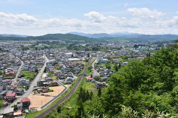 大山自然公園のヒメサユリと日本一公園の最上川景観 大山自然公園のヒメサユリと日本一公園の最上川景観