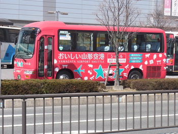 山形空港行のシャトルバス