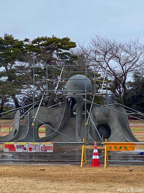 R 酒田市（旧八幡町）舞鶴公園『タコさん滑り台』建設中 &『タコさん新聞』