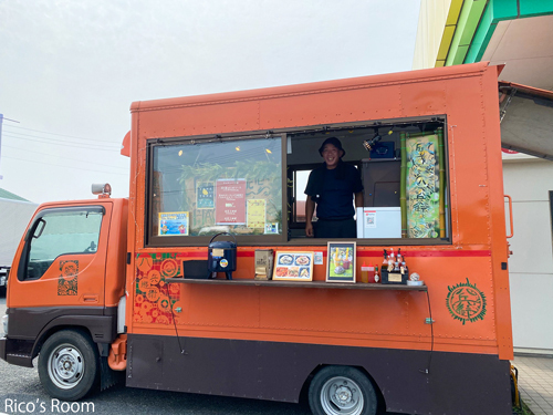 R『Fuuten Kitchen 八兵衛』キッチンカー、Aコープ錦町店(いちご畑)で発見!パスタ2種とスムージー R『Fuuten Kitchen 八兵衛』キッチンカー、Aコープ錦町店(いちご畑)で発見!パスタ2種とスムージー