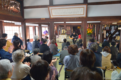 R 總光寺さん、桜満開！『土門秀明ギターライブ』が無事に終わりました♪