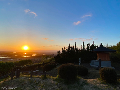 R 眺海の森『夕陽に染まる枝垂れ桜』『最上川ビューポイントの夕陽』『總光寺奥の院/夕日と峰の薬師堂』 R 眺海の森『夕陽に染まる枝垂れ桜』『最上川ビューポイントの夕陽』『總光寺奥の院/夕日と峰の薬師堂』