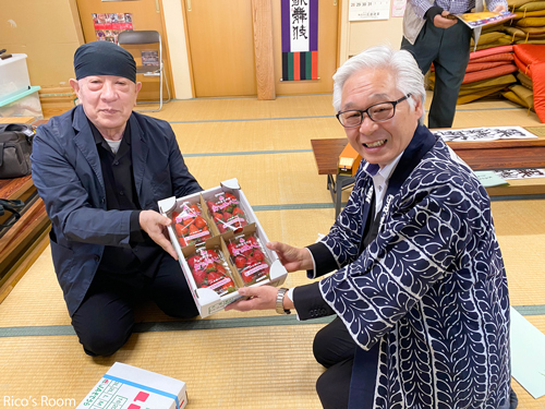 R 黒森歌舞伎妻堂連中様へ、書家・岡本光平先生より『黒森歌舞伎』の掛け軸を贈呈していただきました。 R 黒森歌舞伎妻堂連中様へ、書家・岡本光平先生より『黒森歌舞伎』の掛け軸を贈呈していただきました。