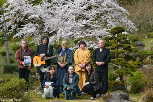 R 總光寺さん、桜満開！『土門秀明ギターライブ』が無事に終わりました♪