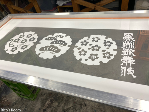R 黒森歌舞伎応援プロジェクト!酒田市『斎藤染工場(斎染)』にて『黒森歌舞伎/菅原伝授手習鑑(梅・松・桜)手ぬぐい』製作 R 黒森歌舞伎応援プロジェクト!酒田市『斎藤染工場(斎染)』にて『黒森歌舞伎/菅原伝授手習鑑(梅・松・桜)手ぬぐい』製作
