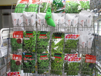だだ豆ちゃんが店内でごあいさつ