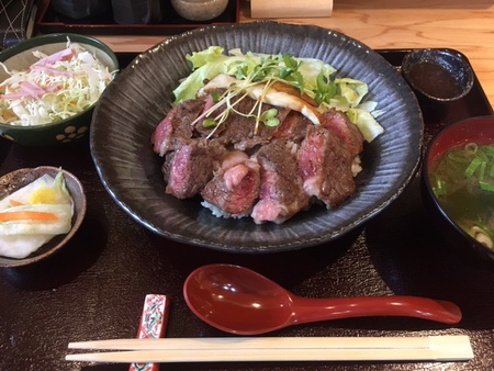 ステーキ丼♪ ステーキ丼♪