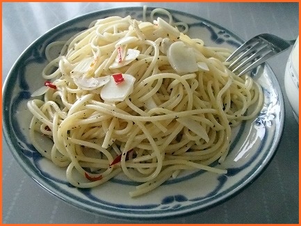 絶望のパスタ ペペロンチーノ アーリオ・オリオ・ペペロンチーノ わかめスープ