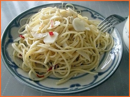 絶望のパスタ ペペロンチーノ アーリオ・オリオ・ペペロンチーノ　わかめスープ