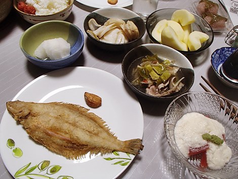 柳かれい唐揚げ・マグロ山かけ・きのこと豚肉の鍋・升田かぶ甘酢漬・桜餅・サンふじ