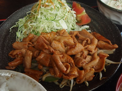 ピリ辛ホルモン定食・生姜焼き定食・ごはん職人六兵衛