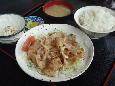 ピリ辛ホルモン定食・生姜焼き定食・ごはん職人六兵衛