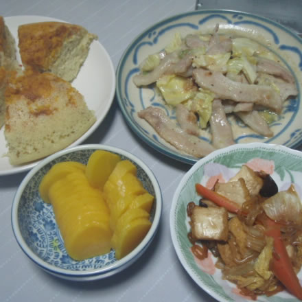豚肉キャベツ炒め塩味・すき焼き風煮物・たくあん・かぼちゃのケーキ