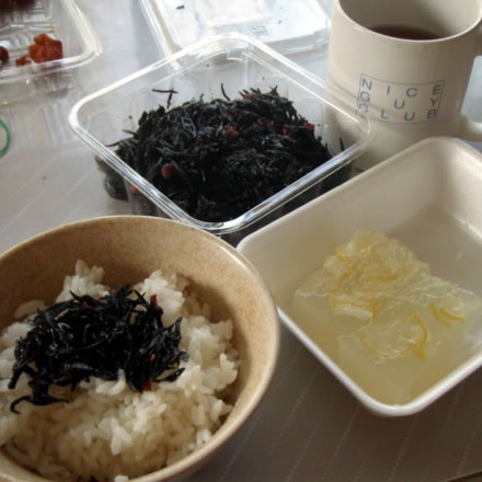 梅ひじき・レモン寒天・今日の朝食
