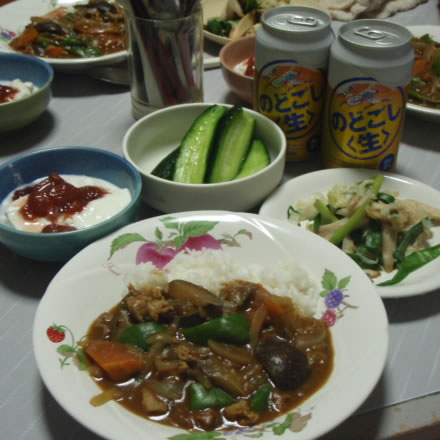 夏野菜カレー・エリンギとにらの炒め物・ヨーグルトいちごソース