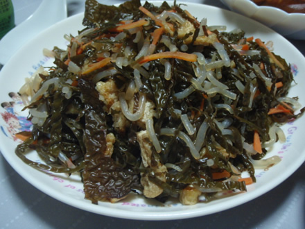 アラメ煮・ほうれん草とその他のおひたし・いかカレー煮・小茄子辛子漬