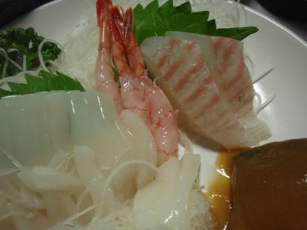 まこもたけと豚肉の炒め物・いか、鯛、えびの刺身・弁慶飯・さば味噌煮・アルザスワイン