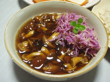もって菊なめこ・栗ご飯・いかスタミナ焼き・アルザスワイン(残り)