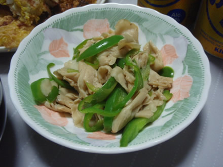 あみ茸うどん・杉かのかとピーマンの炒め物・黄菊とちくわの天ぷら