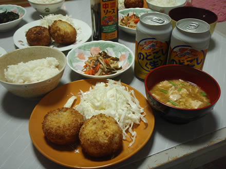 ポテトコロッケ・えのきと人参と昆布の煮物・卵とにらと豆腐の味噌汁