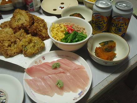 三色丼・びんちょうまぐろ・黄菊としその天ぷら・かぼちゃの煮物