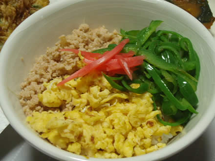 三色丼・びんちょうまぐろ・黄菊としその天ぷら・かぼちゃの煮物