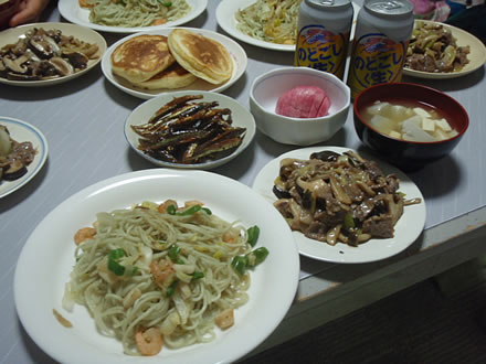 そら豆米粉塩焼きそば・牛肉ときのこのオイスターソース炒め・ずいき芋の味噌汁・わかさぎ甘露煮