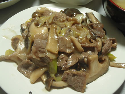 そら豆米粉塩焼きそば・牛肉ときのこのオイスターソース炒め・ずいき芋の味噌汁・わかさぎ甘露煮
