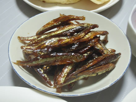 そら豆米粉塩焼きそば・牛肉ときのこのオイスターソース炒め・ずいき芋の味噌汁・わかさぎ甘露煮