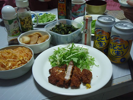 とんかつ・豆もやし・大根の漬物・大根葉の炒め物・酒田の塩・秘蔵梅酒