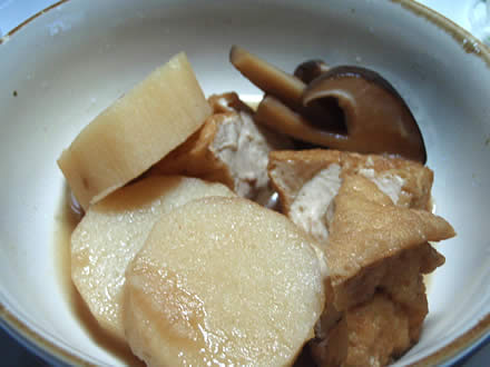 長芋の煮物・舞茸とセリのお汁・大根とパセリのサラダ・サーモン・苺・ふじ
