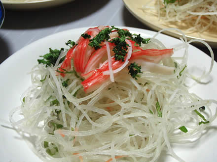 長芋の煮物・舞茸とセリのお汁・大根とパセリのサラダ・サーモン・苺・ふじ