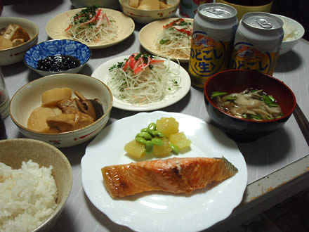 長芋の煮物・舞茸とセリのお汁・大根とパセリのサラダ・サーモン・苺・ふじ