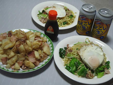 焼きそば・オタフクお好みソース・目玉焼き・ジャーマンポテト